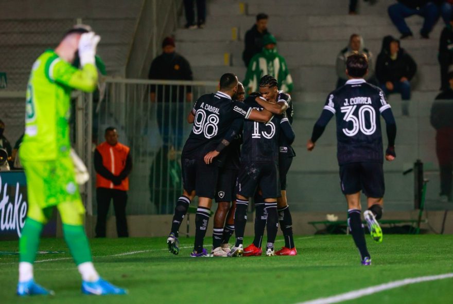 RS - CAXIAS DO SUL - 24/08/2025 - BRASILEIRO A 2025, JUVENTUDE X BOTAFOGO - Alex Telles jogador do Botafogo comemora seu gol com jogadores do seu time durante partida contra o Juventude no estadio Alfredo Jaconi pelo campeonato Brasileiro A 2025. Foto: Luiz Erbes/AGIF