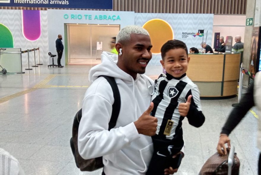 botafogo-repatria-cuiabano-para-reforcar-lateral-e-lanca-terceira-camisa-branca