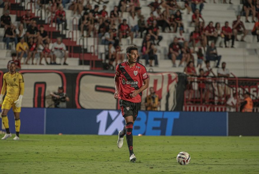 botafogo-se-aproxima-da-contratacao-de-alix-vinicius-com-ajuda-do-atletico-go