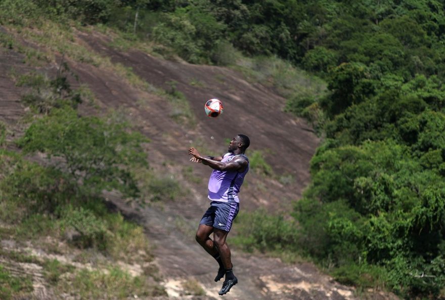 botafogo-tera-mudancas-na-defesa-para-enfrentar-o-nova-iguacu3A-estreia-de-bastos-e-possivel-entrada-de-vitinho-confira-a-provavel-escalacao-e-projecoes-para-o-campeonato-carioca-de-2025