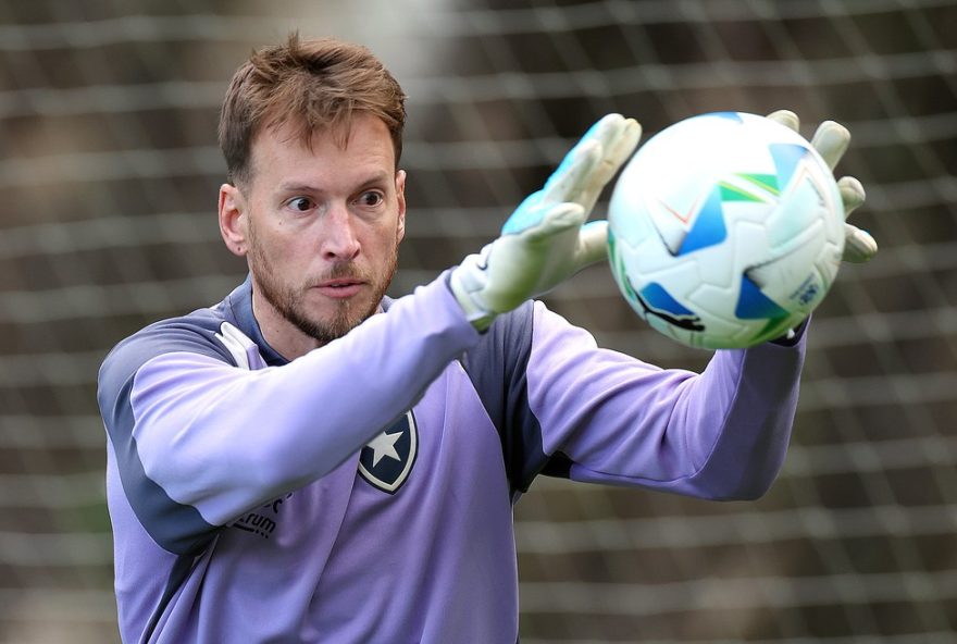 botafogo-tera-neto-como-titular-no-gol-contra-o-bragantino3A-mudancas-na-escalacao-para-partida-valida-pela-22a-rodada-do-brasileirao
