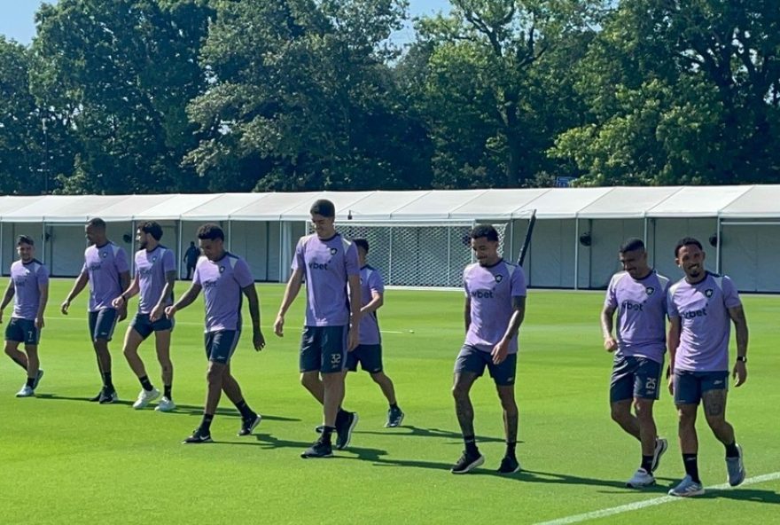 botafogo-treina-na-filadelfia-com-vitinho-recuperado-para-duelo-contra-palmeiras