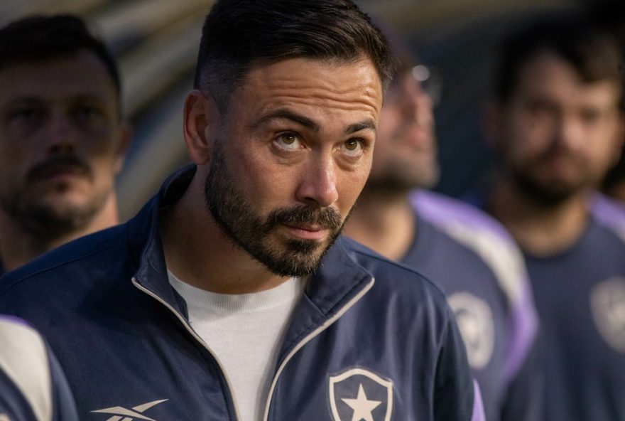 botafogo-valoriza-sequencia-invicta-e-busca-classificacao-na-libertadores-apos-empate-davide-ancelotti-enaltece-determinacao-da-equipe MG - BELO HORIZONTE - 04/12/2025 - BRASILEIRO A 2025, CRUZEIRO X BOTAFOGO -Davide Ancelotti tecnico do Botafogo durante partida contra o Cruzeiro no estadio Mineirao pelo campeonato Brasileiro A 2025. Foto: Fernando Moreno/AGIF