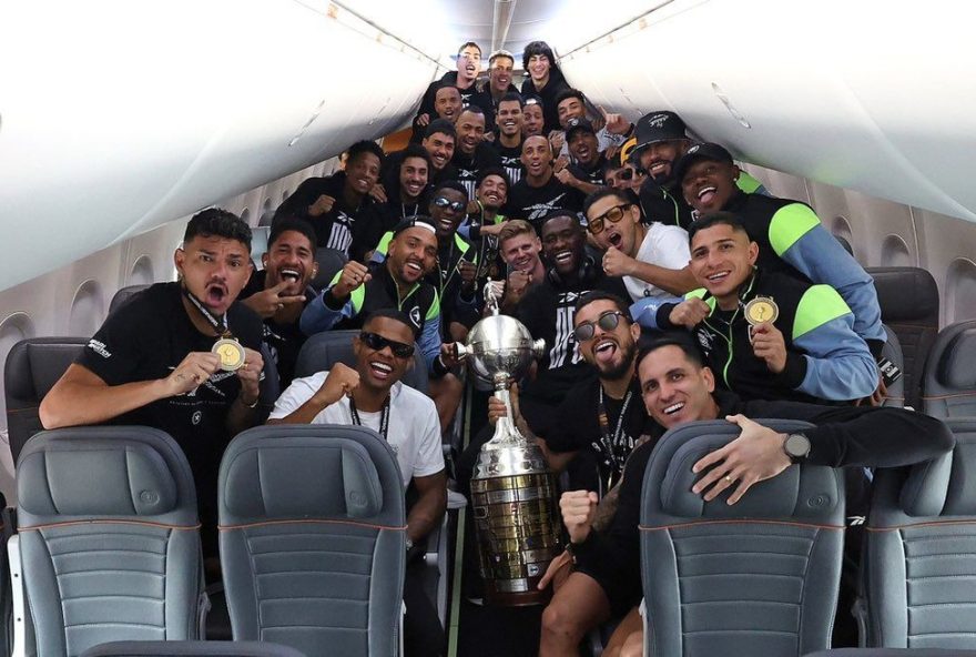 botafogo-volta-ao-rio-de-janeiro-com-taca-da-libertadores-em-grande-festa