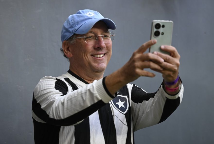 botafogo3A-processo-meticuloso-de-escolha-de-novo-tecnico-com-videos-e-analises.-textor-decide-acao-na-segunda-feira DF - BRASILIA - 12/07/2025 - BRASILEIRO A 2025, VASCO X BOTAFOGO - John Textor proprietario da SAF do Botafogo antes partida contra o Vasco no estadio Mane Garrincha pelo campeonato Brasileiro A 2025. Foto: Mateus Bonomi/AGIF