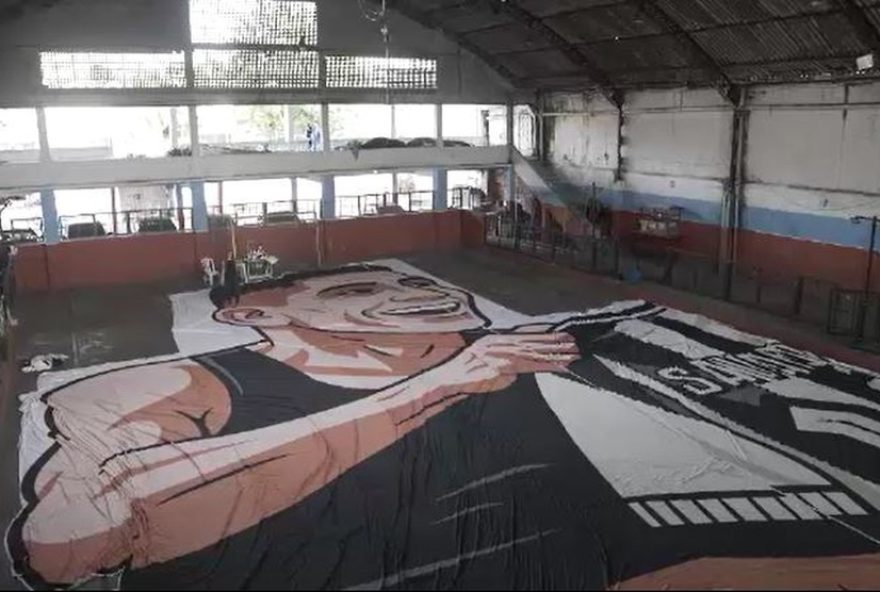 botafogo3A-torcida-estreia-bandeirao-em-homenagem-a-savarino-no-brasileirao-2025