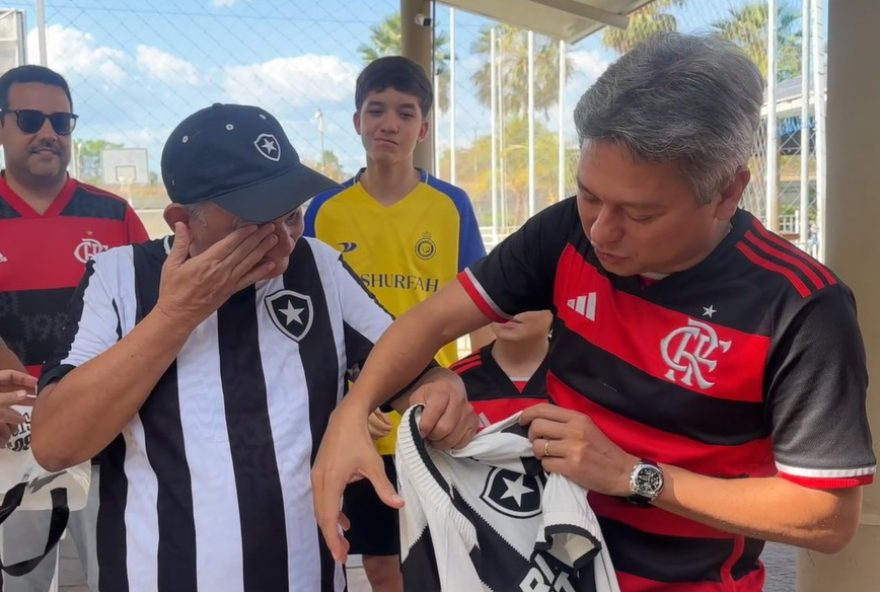 botafoguense-emociona-flamenguistas-e-ganha-camisa-de-igor-jesus