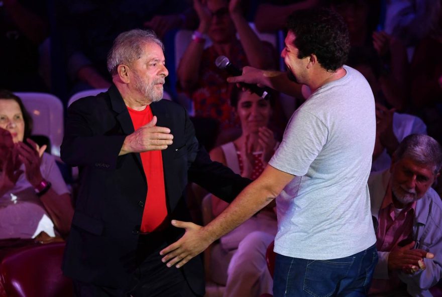 BRAZIL-LULA-MEETING Former Brazilian president Luiz Inacio Lula da Silva (L) greets a coordinator of the Brazilian Homeless Workers Movement (MTST) Guilherme Boulos (R) during a meeting with intellectuals in Sao Paulo, Brazil on January 18, 2018. / AFP PHOTO / NELSON ALMEIDA