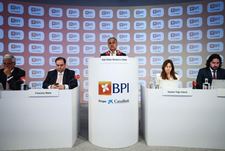 BPI: Apresentação dos resultados do 1.º trimestre de 2025 O presidente Executivo do Banco BPI e membro da Comissão Executiva do Conselho de Administração, João Pedro Oliveira e Costa (C), intervém na apresentação dos resultados do 1º trimestre de 2025 do BPI, em Lisboa, 05 de Maio de 2025. RODRIGO ANTUNES/LUSA