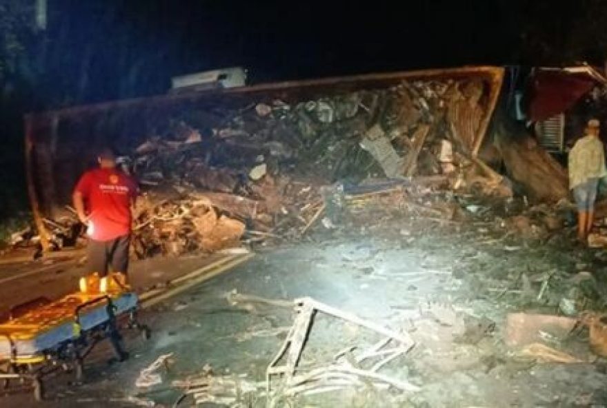 br-101-em-mimoso-do-sul-e-interditada-apos-carreta-tombar-e-carga-cair-na-pista br-101-em-mimoso-do-sul-e-interditada-apos-carreta-tombar-e-carga-cair-na-pista