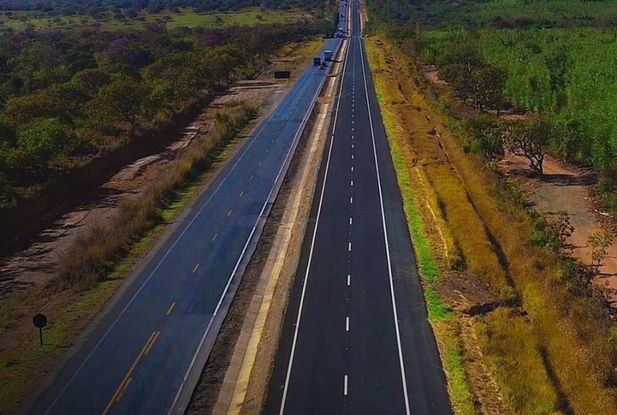br-1353A-obras-com-sistema-pare-e-siga-suspensas-para-feriado-fieis-e-tiradentes.-veja-dicas-para-viagem-segura