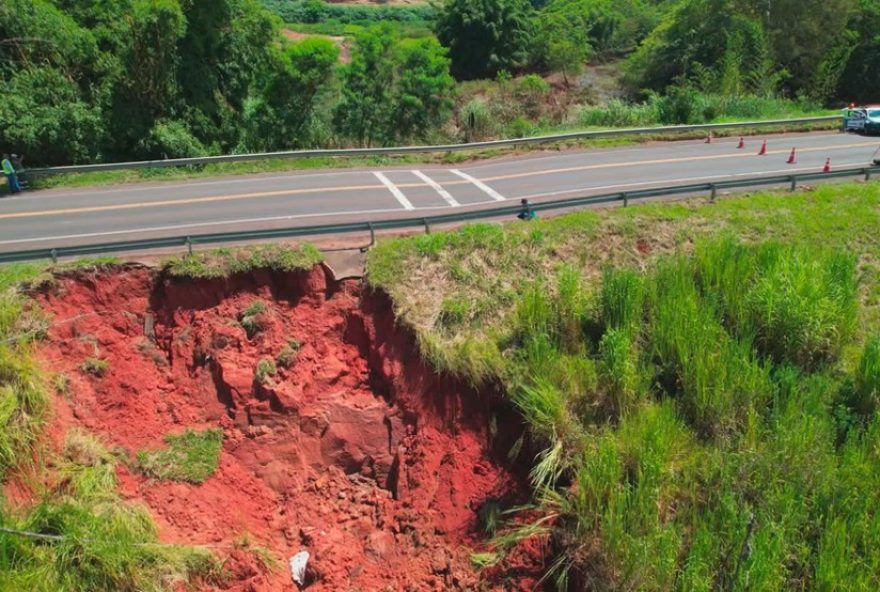 br-153-e-interditada-em-marilia-devido-a-chuvas3A-risco-de-desabamento br-153-e-interditada-em-marilia-devido-a-chuvas3A-risco-de-desabamento
