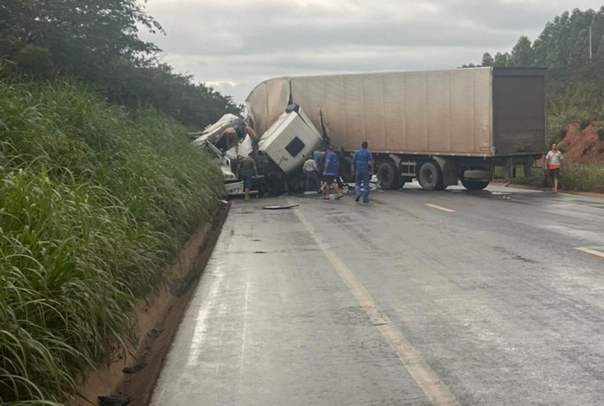 br-251-e-interditada-apos-acidente-entre-duas-carretas