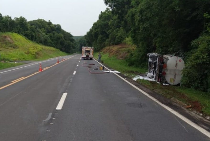 br-277-em-irati-e-interditada-apos-tombamento-de-caminhao-com-combustivel3A-risco-de-explosao-no-parana