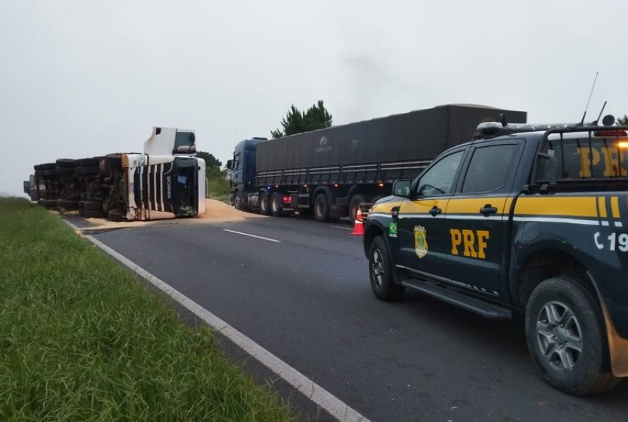 br-3763A-pistas-bloqueadas-entre-curitiba-e-ponta-grossa-devido-a-acidente-com-caminhao-de-farelo-de-soja3A-prf-monitora-situacao