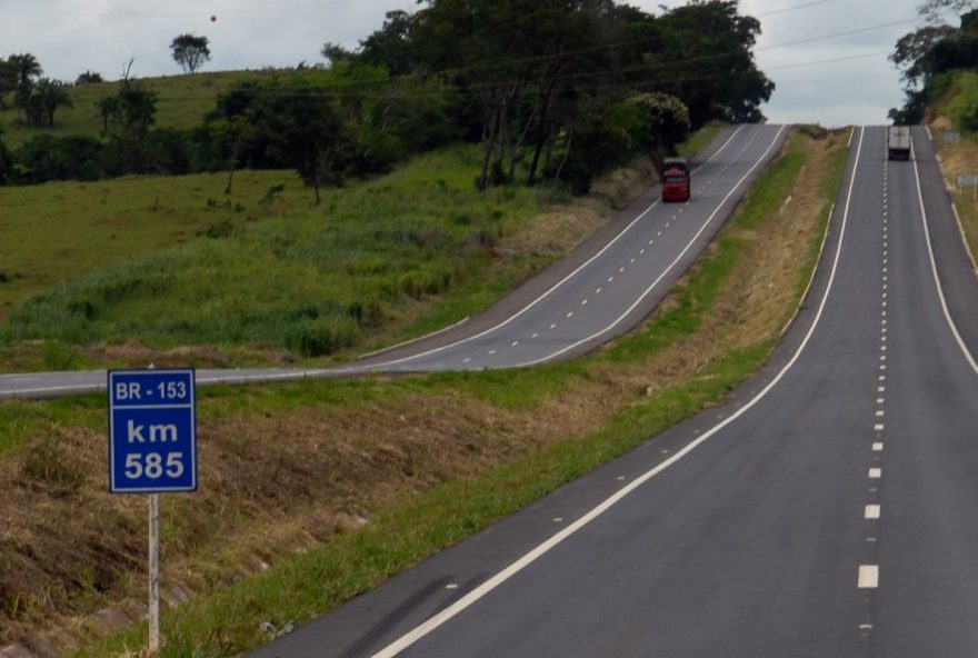 PRF: Motoristas são orientados sobre cuidados ao trafegar pela BR-153, em Goiás