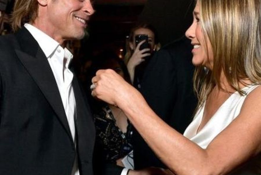 brad-pitt-se-desculpa-com-jennifer-aniston-e-ex-casal-esta-se-amando-1579783326827_v2_450x600