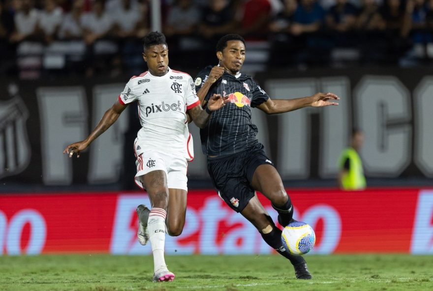 SP - BRAGANCA PAULISTA - 04/05/2024 - BRASILEIRO A 2024, BRAGANTINO X FLAMENGO - Eduardo Santos jogador do Bragantino disputa lance com Bruno Henrique jogador do Flamengo durante partida no estadio Nabi Abi Chedid pelo campeonato Brasileiro A 2024. Foto: Diogo Reis/AGIF