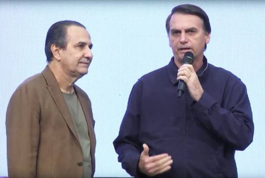 Na noite desta terça-feira (30), presidente eleito participou de culto na sede da Igreja Assembleia de Deus Vitória em Cristo, do pastor Silas Malafaia, no Rio de Janeiro. / Foto: Youtube / Reprodução.