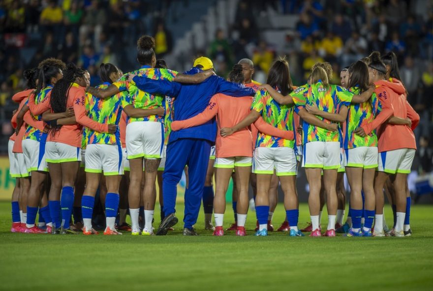 brasil3A-lula-assina-mp-com-regras-comerciais-para-copa-do-mundo-feminina-2027 SP - BRAGANCA PAULISTA - 02/06/2025 - AMISTOSO FUTEBOL FEMININO, BRASIL X JAPAO - jogadoras do Brasil durante aquecimento antes da partida contra o Japao no estadio Cicero De Souza Marques pelo campeonato Amistoso. Foto: Anderson Romao/AGIF @romaofotos