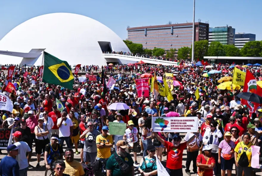 brasil3A-manifestacoes-contra-lei-de-imunidade-parlamentar