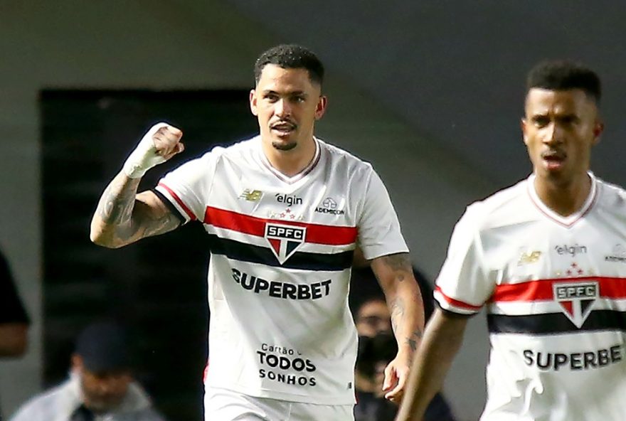 brasileirao3A-ultima-rodada-define-libertadores-e-rebaixamento-com-emocao SP - SANTOS - 03/12/2025 - BRASILEIRO A 2025, SAO PAULO X INTERNACIONAL - Luciano jogador do Sao Paulo comemora seu gol durante partida contra o Internacional no estadio Vila Belmiro pelo campeonato Brasileiro A 2025. Foto: Mauricio De Souza/AGIF