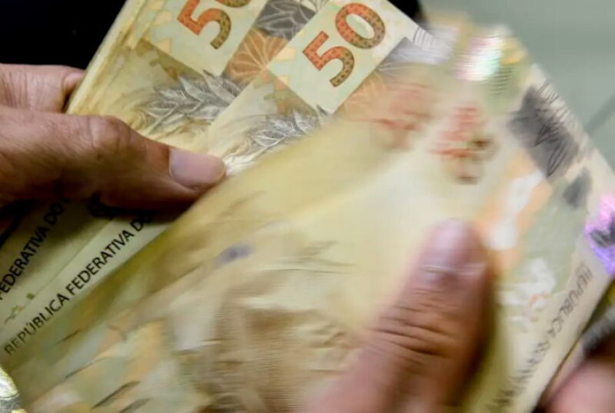 brasileiro-acha-que-o-governo-gasta-muito2C-mas-defende-beneficios-atrelados-ao-minimo brasileiro-acha-que-o-governo-gasta-muito2C-mas-defende-beneficios-atrelados-ao-minimo