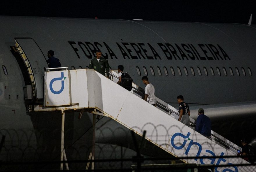 brasileiros-deportados-dos-eua-chegam-em-fortaleza3A-relatos-de-falta-de-alimentacao-e-auxilio-para-repatriacao