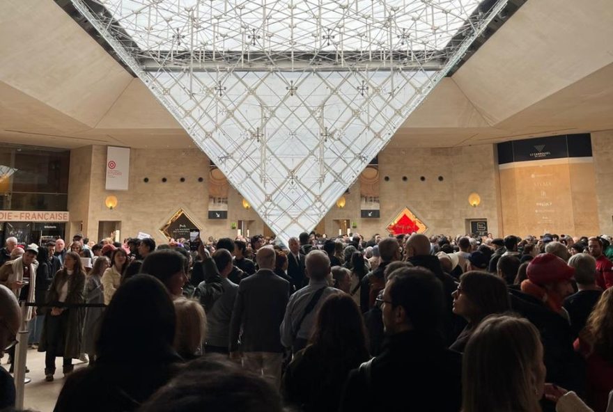 brasileiros-no-louvre3A-relato-da-evacuacao-apos-roubo-das-joias-da-galeria-de-apolo