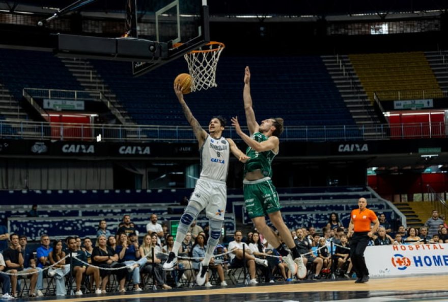 brasilia-basquete-vence-bauru-em-casa-por-77x67-e-segue-no-top-3-do-nbb