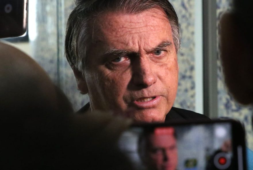 Jair Bolsonaro, ehemaliger Präsident Brasiliens, spricht zu Journalisten. (zu dpa: «Bolsonaro nennt Brasiliens Regierung «autoritäres Regime»»)