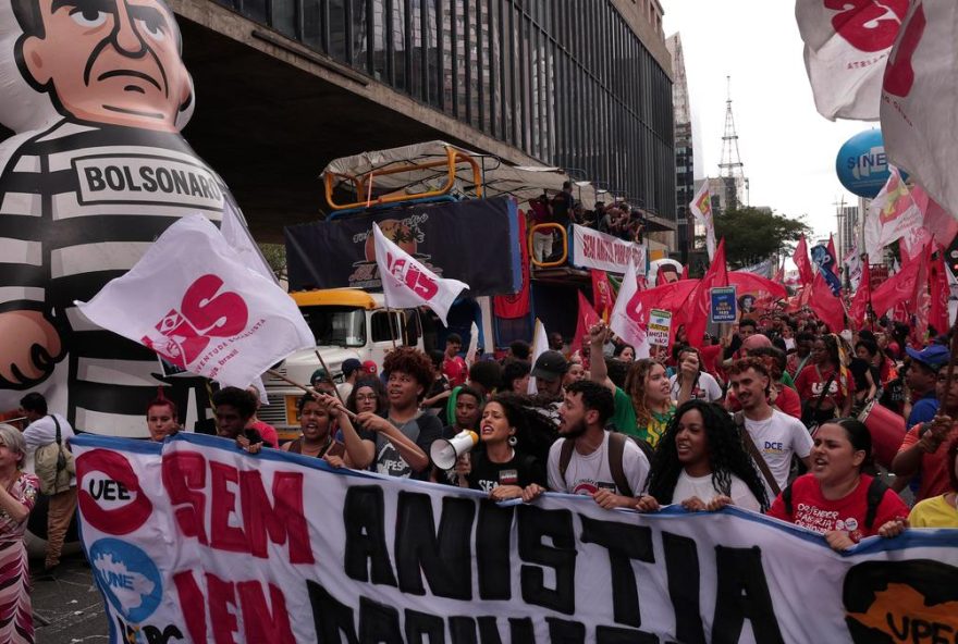brazilian-citizens-rally-against-bill-to-reduce-ex-president-bolsonaros-prison-time