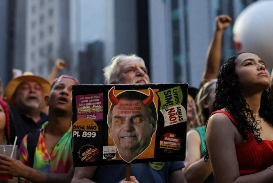 brazilians-protest-against-attempt-to-pardon-bolsonaro
