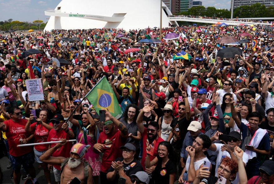 brazilians-protest-against-bill-that-could-lead-to-pardon-for-bolsonaro-and-allies