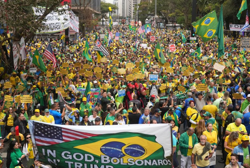 brazils-bolsonaro-draws-huge-crowds-ahead-of-verdict-in-coup-trial