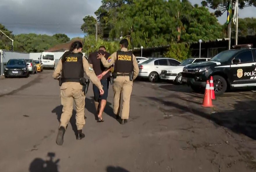 briga-por-ciumes-termina-em-atropelamento-de-quatro-pessoas-em-curitiba briga-por-ciumes-termina-em-atropelamento-de-quatro-pessoas-em-curitiba