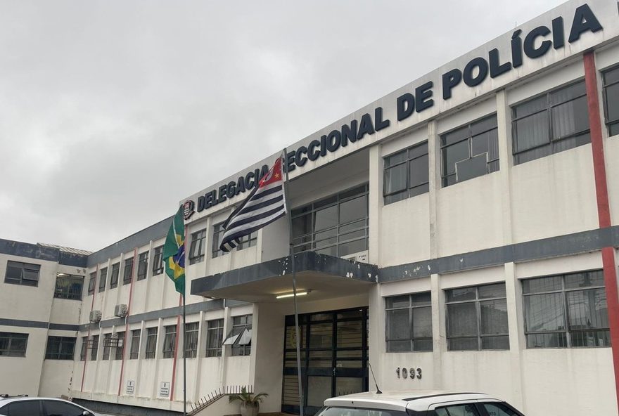 briga-por-vaga-de-embarque-em-escola-de-itapetininga-termina-com-agressoes3A-motorista-de-van-e-motorista-discutem-na-frente-do-estabelecimento briga-por-vaga-de-embarque-em-escola-de-itapetininga-termina-com-agressoes3A-motorista-de-van-e-motorista-discutem-na-frente-do-estabelecimento
