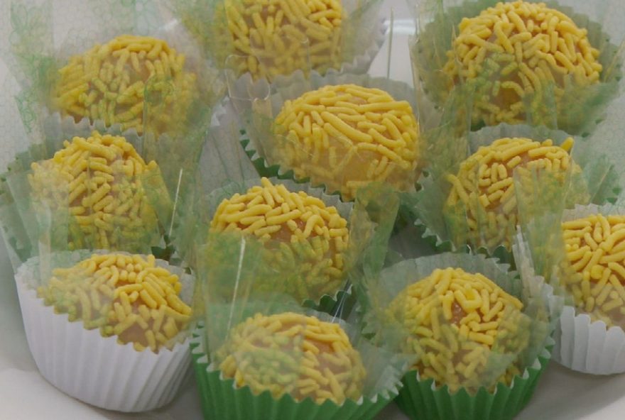 brigadeiro-de-pequi3A-deliciosa-receita-regional-do-sabores-do-campo