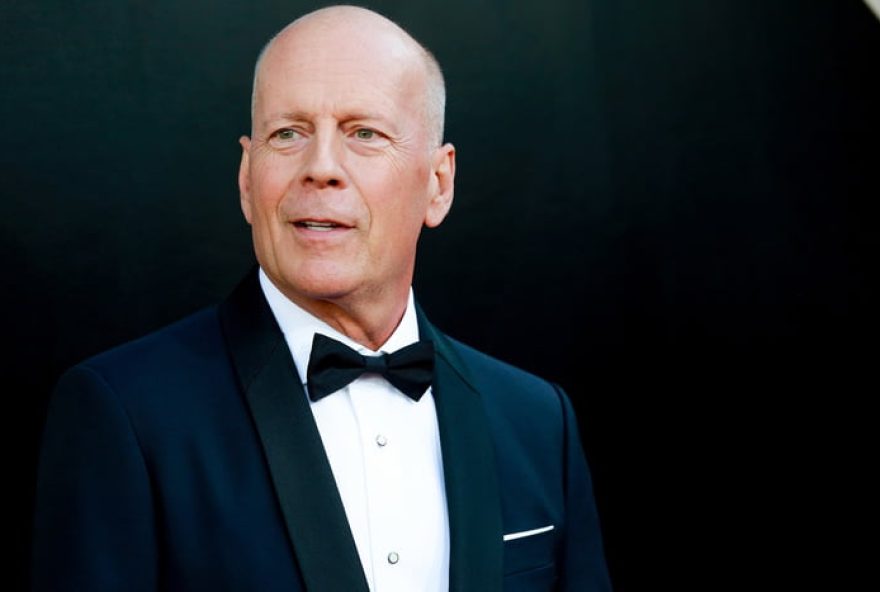 bruce-willis-celebra-o-dia-de-acao-de-gracas-ao-lado-das-filhas-em-emocionante-registro-familiar.-confira-a-imagem-do-ator-sorridente-com-tallulah-e-scott