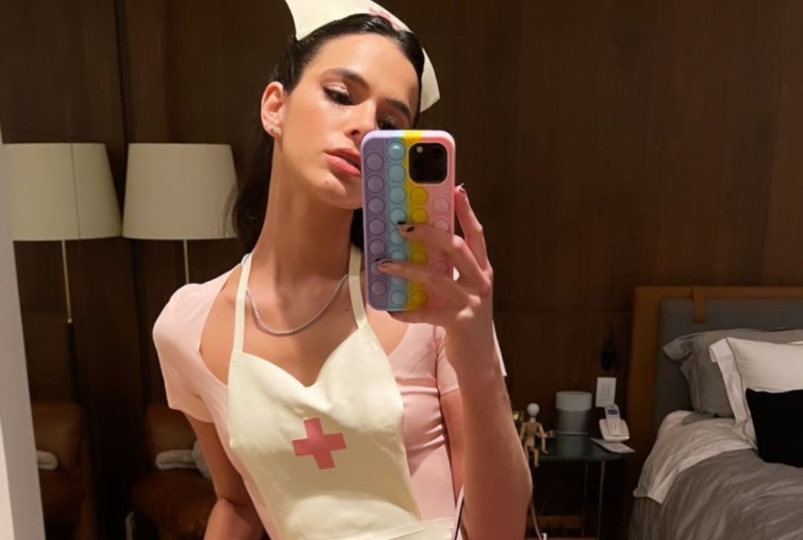 Bruna Marquezine fantasiada de enfermeira para festa de Halloween