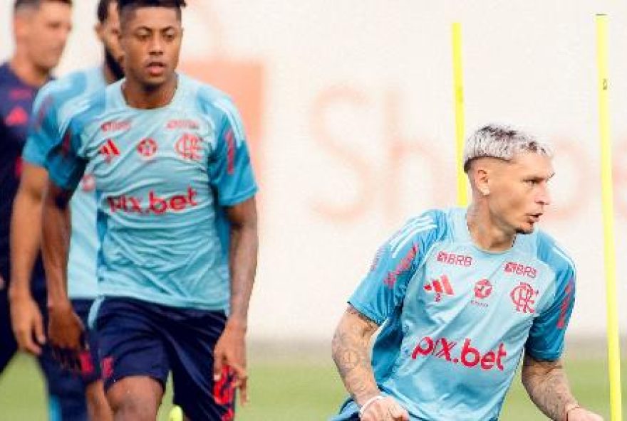 bruno-henrique-e-varela-treinam-com-o-grupo