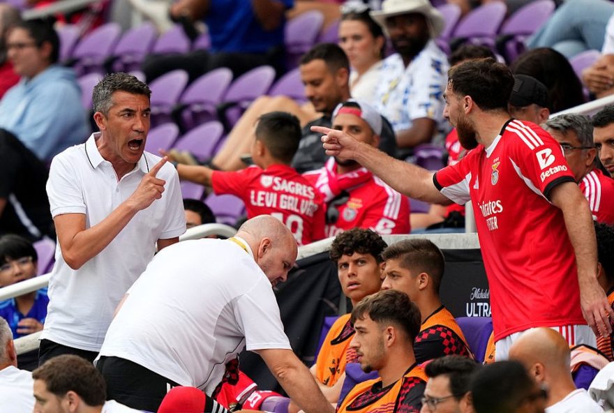 bruno-lage-se-envolve-em-discussao-com-jogador-durante-vitoria-do-benfica-na-copa-do-mundo-de-clubes3A-tensao-entre-treinador-e-kokcku-gera-polemica