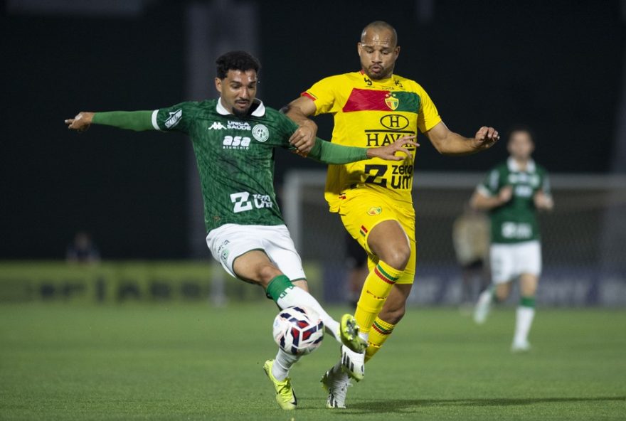 SP - CAMPINAS - 21/09/2025 - BRASILEIRO C 2025, GUARANI X BRUSQUE - Emerson jogador do Guarani disputa lance com Olavio jogador do Brusque durante partida no estadio Brinco de Ouro pelo campeonato Brasileiro C 2025. Foto: Anderson Romao/AGIF @romaofotos
