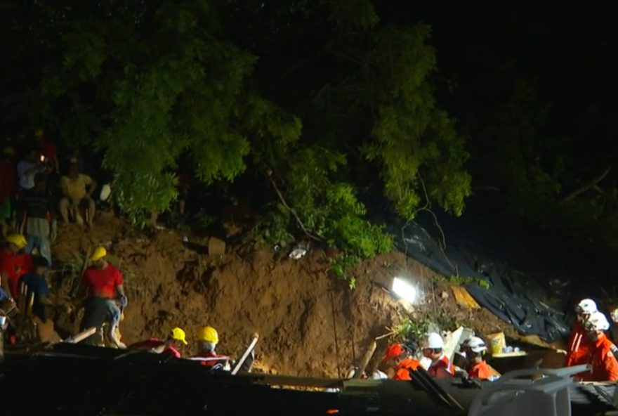 buscas-por-jovem-soterrado-em-deslizamento-em-salvador-persistem-apos-quase-24h