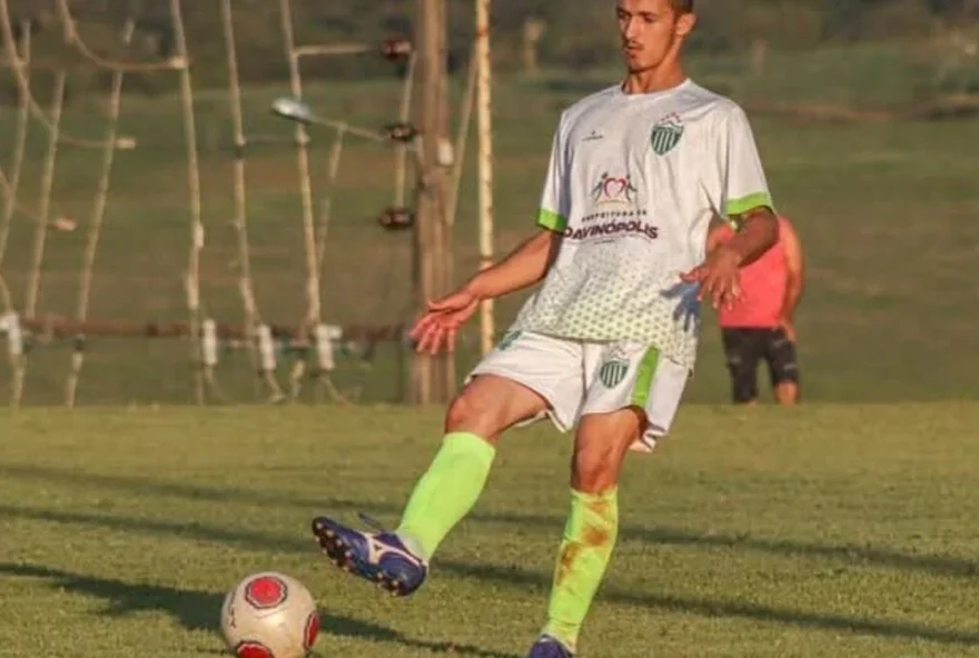 Jogador de futebol que levou choque no pescoço morre após 10 dias internado (Foto: Reprodução/Redes Sociais)