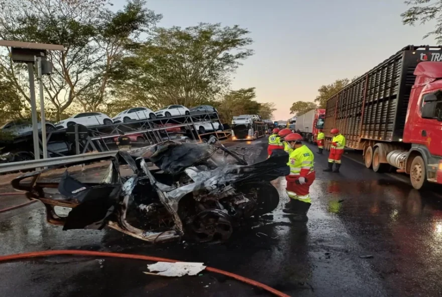 Carro teria pegado fogo após o acidente e atingido o motorista, que estava preso às ferragens. (Foto: PRF)