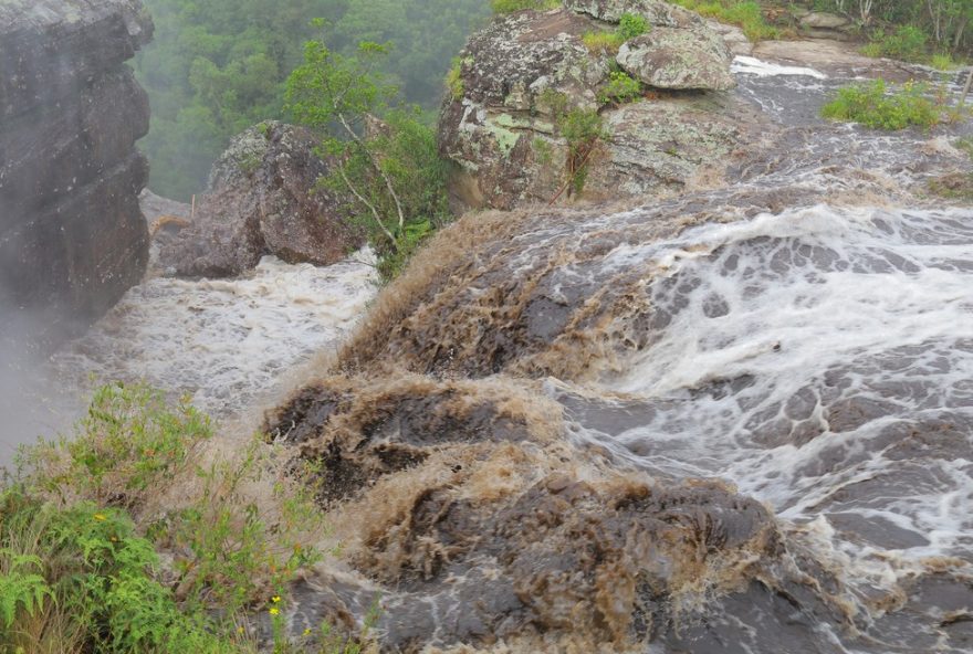 cabeca-dagua-em-cachoeira-no-parana-resulta-na-morte-de-jovem-de-27-anos3A-a-importancia-da-seguranca-em-ambientes-naturais