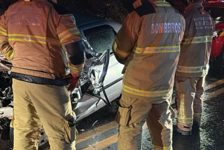 cabo-da-pm-morre-apos-colidir-com-caminhao-na-br-381 cabo-da-pm-morre-apos-colidir-com-caminhao-na-br-381