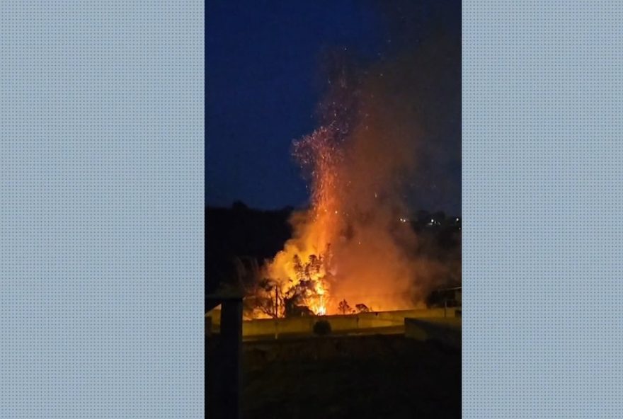 cacapava-novamente-registra-foco-de-incendio-proximo-a-condominios3A-defesa-civil-atua-no-combate-com-dois-caminhoes-pipa