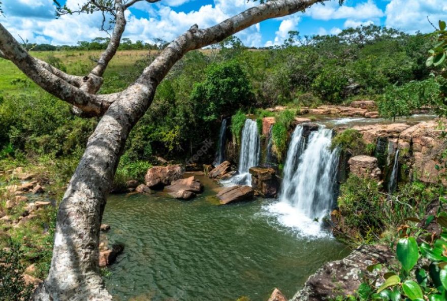 Cacheira do Arrojado tem uma queda d’água de cerca de 10 metros e é formada pelo Ribeirão do Arrojado (Foto: reprodução/Freepik)